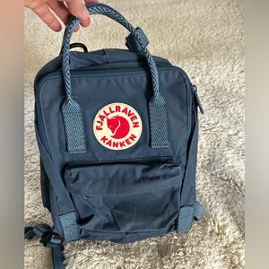 Mini Kanken in cobalt/parsley blue with cute patterned straps.